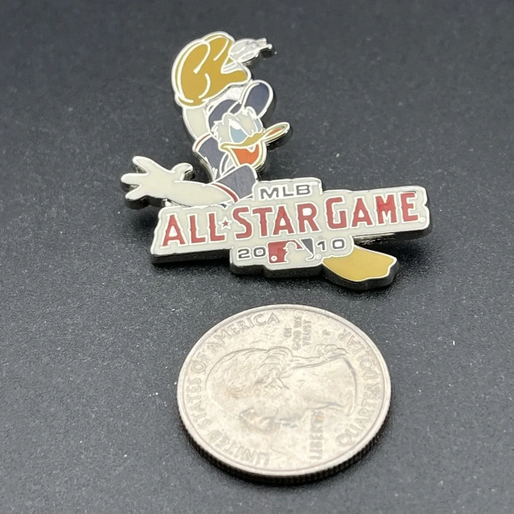 Disney MLB Baseball‎ All Star Game 2010 Donald Duck Lapel Hat Pin